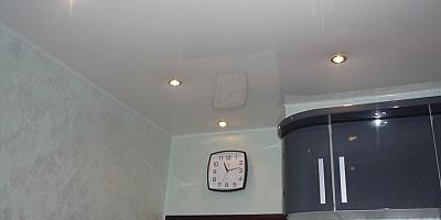 Глянцевый натяжной потолок на кухню 7 кв.м
