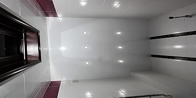 Глянцевый натяжной потолок в ванную 6 кв.м