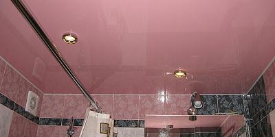 Цветной глянцевый потолок в ванную 6 кв.м
