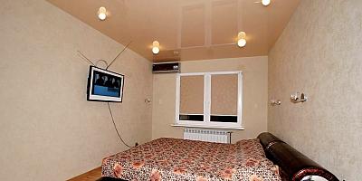 Глянцевый натяжной потолок для спальни 16 кв.м