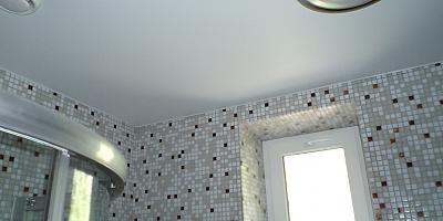 Сатиновый потолок в ванную