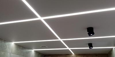 Световые линии потолок в ванную